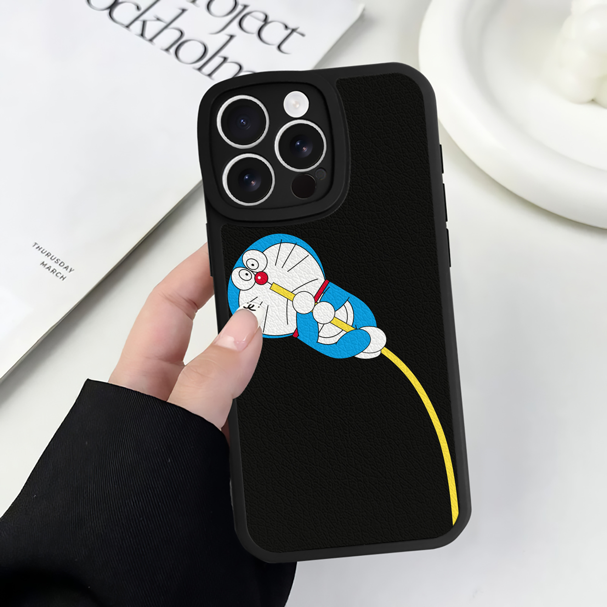 （画像用） ドラえもん Doraemon 【iPhone 16シリーズ対応】シリコンスマホケース（レザー調） 材質：シリコン